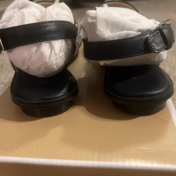 Michael Kors flat sandals. 6.5 - Picture 4 of 10